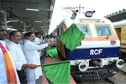 ಕಾಯಂಗೊಂಡ (Rail Regularise) ಮೂರು ನಿತ್ಯ ರೈಲು ಸಂಚಾರ ಸೇವೆಗೆ ಕೇಂದ್ರ ಸಚಿವ ಪ್ರಲ್ಹಾದ ಜೋಶಿ ಹುಬ್ಬಳ್ಳಿಯ ಶ್ರೀ ಸಿದ್ಧಾರೂಢ ಸ್ವಾಮೀಜಿ ರೈಲು ನಿಲ್ದಾಣದಲ್ಲಿ ಸೋಮವಾರ ಸಂಜೆ ಚಾಲನೆ ನೀಡಿದರು. 