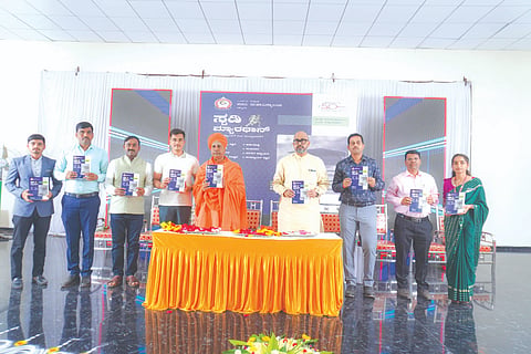 ಚಿಕ್ಕೋಡಿ ಪಟ್ಟಣದ ಸಿಎಲ್‌ಇ  ಸಂಸ್ಥೆಯ ಪದವಿ ಮಹಾವಿದ್ಯಾಲಯದಲ್ಲಿ ಸ್ಟಡಿ ಮ್ಯಾರಥಾನ್ ಪುಸ್ತಕ ಬಿಡುಗಡೆ ಮಾಡಲಾಯಿತು. ಜಗದೀಶ ಕವಟಗಿಮಠ, ಡಾ.ಮೌನೇಶ್ವರ ಬಡಿಗೇರ, ಮಲ್ಲಿಕಾರ್ಜುನ ಕವಟಗಿಮಠ, ಸಾಗರ ಬಿಸ್ಕೋಪ್ ಇತರರಿದ್ದರು.