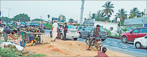ಕುದೂರು ಹೋಬಳಿಯ ಮರೂರು ಹ್ಯಾಂಡ್​ ಪೋಸ್ಟ್​ ಬಳಿ ಹೆದ್ದಾರಿ ಬದಿಯಲ್ಲಿಯೇ ವ್ಯಾಪಾರ ಮಾಡುತ್ತಿರುವುದು.