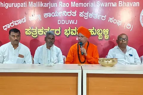 ಶ್ರೀ ನಿಜಶರಣ (Cultural Festival)  ಅಂಬಿಗರ ಚೌಡಯ್ಯನವರ ಗುರುಪೀಠದ ಶ್ರೀ ಶಾಂತಭೀಷ್ಮ ಚೌಡಯ್ಯ ಸ್ವಾಮೀಜಿ ಹುಬ್ಬಳ್ಳಿಯಲ್ಲಿ ಶುಕ್ರವಾರ ಸುದ್ದಿಗೋಷ್ಠಿಯಲ್ಲಿ ಮಾತನಾಡಿದರು. ಮಂಜುನಾಥ ಪುಟಕನಾಳ, ಶೇಖಪ್ಪ ಪೂಜಾರ, ಗದಿಗೆಪ್ಪ ಅಮರಗೋಳ, ಮಂಜುನಾಥ ಬೆಟಸೂರ, ವೀರೇಂದ್ರ ತಿಮ್ಮನಕಟ್ಟಿ ಇದ್ದರು.