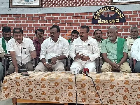 ಕೋಲಾರ ನಗರದ ಪತ್ರಕರ್ತರ ಭವನದಲ್ಲಿ ಶುಕ್ರವಾರ ನಡೆದ ಪತ್ರಿಕಾಗೋಷ್ಠಿಯಲ್ಲಿ ಶಾಶ್ವತ ನೀರಾವರಿ ಹೋರಾಟ ಸಮಿತಿ ಅಧ್ಯಕ್ಷ ಆಂಜನೇಯ ರೆಡ್ಡಿ ಮಾತನಾಡಿದರು. ವಿ.ಕೆ.ರಾಜೇಶ್​, ಹೊಳಲಿ ಪ್ರಕಾಶ್​, ಡಿ.ಕೆ.ರಮೇಶ್​ ಇದ್ದರು.