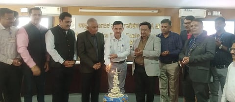 msme ಹುಬ್ಬಳ್ಳಿಯ ಎನ್​ಕೆಎಸ್​ಎಸ್​ಐ ಸಭಾಭವನದಲ್ಲಿ ಬುಧವಾರ ಏರ್ಪಡಿಸಿದ್ದ ವ್ಯಾಪಾರ ಅಭಿವೃದ್ಧಿ ಕಾರ್ಯಕ್ರಮವನ್ನು ಡಿಐಸಿ ಜೆಡಿ ಸತ್ಯನಾರಾಯಣ ಭಟ್​ ಉದ್ಘಾಟಿಸಿದರು. ರಮೇಶ ಪಾಟೀಲ, ಬಸವರಾಜ ಜವಳಿ, ಶ್ರೀಪತಿ ಭಟ್​, ಪ್ರವಿಣ ಮುಧೋಳ, ಇತರರು ಇದ್ದರು.