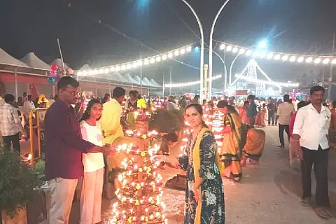 Nayakanahatti: ನಾಯಕನಹಟ್ಟಿಯಲ್ಲಿ ಶ್ರೀಗುರು ತಿಪ್ಪೇರುದ್ರಸ್ವಾಮಿ ಕಾರ್ತೀಕೋತ್ಸವ ಪ್ರಯುಕ್ತ ಗುರುವಾರ ಸಂಜೆ ಲಕ್ಷ ದೀಪೋತ್ಸವ ನೆರವೇರಿತು.