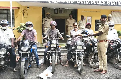 Helmet: ನಾಯಕನಹಟ್ಟಿ ಪೊಲೀಸ್‌ಠಾಣೆಯಲ್ಲಿ ಮಂಗಳವಾರ ಪಿಎಸ್‌ಐ ಜಿ. ಪಾಂಡುರಂಗ ಅವರು ಸಾರ್ವಜನಿಕರಿಗೆ ಹೆಲ್ಮೆಟ್ ನೀಡಿದರು.