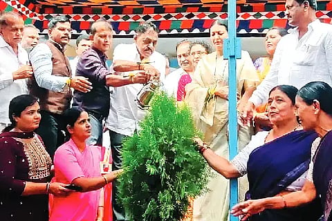 ನ್ಯಾಮತಿಯಲ್ಲಿ ಮಂಗಳವಾರ ವಿವಿಧ ಅಭಿವೃದ್ಧಿ ಕಾಮಗಾರಿಗಳ ಶಂಕುಸ್ಥಾಪನೆ ಹಾಗೂ ಉದ್ಘಾಟನಾ ಸಮಾರಂಭದ ಉದ್ಘಾಟನೆಯಲ್ಲಿ ಸಂಸದೆ ಪ್ರಭಾ ಮಲ್ಲಿಕಾರ್ಜುನ್, ಶಾಸಕ ಡಿ.ಜಿ. ಶಾಂತನಗೌಡ, ಡಿಸಿ ಗಂಗಾಧರ ಸ್ವಾಮಿ, ಗಿತ್ತೆ ಮಾಧವ ವಿಠ್ಠಲರಾವ್ ಇತರರಿದ್ದರು. corruption