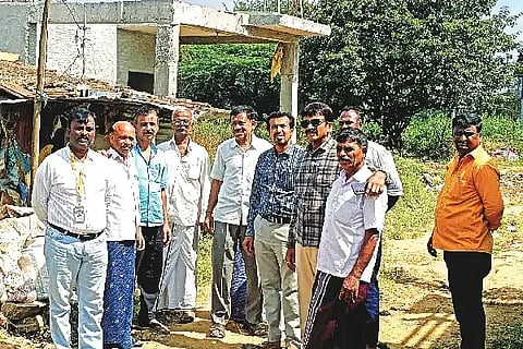 ನ್ಯಾಮತಿ ಪಟ್ಟಣದ ಹಿಂದು ರುದ್ರಭೂಮಿ ಜಾಗವನ್ನು ತಹಸೀಲ್ದಾರ್ ಎಂ.ಪಿ. ಕವಿರಾಜ್ ಪರಿಶೀಲನೆ ನಡೆಸಿದರು. ಪಪಂ ಮುಖ್ಯಾಧಿಕಾರಿ ಗಣೇಶ್‌ರಾವ್ ಇತರರು ಇದ್ದರು.