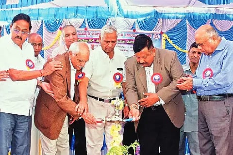 ನ್ಯಾಮತಿ ಪಟ್ಟಣದ ಕರ್ನಾಟಕ ಪಬ್ಲಿಕ್ ಶಾಲೆಯಲ್ಲಿ ಶನಿವಾರ ಹಮ್ಮಿಕೊಂಡಿದ್ದ ಕಂಪ್ಯೂಟರ್ ತರಗತಿ ಉದ್ಘಾಟನೆಯಲ್ಲಿ ಡಾ.ಡಿ.ಸಿ. ರಾಜಪ್ಪ, ಡಿ.ಜಿ. ಶಾಂತನಗೌಡ, ಸರ್ಜಿ, ಬಿ.ಎಚ್. ಮಂಜಪ್ಪ, ಪ್ರೊ.ಡಾ. ಮಲ್ಲಿಕ್ ಫಕೀರ್ ಇಂಗಳಗಿ, ಡಾ.ಡಿ.ಎಸ್. ಫಾಲಾಕ್ಷಪ್ಪ ಇತರರಿದ್ದರು.