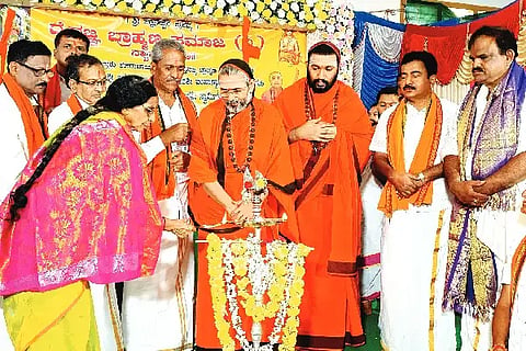 ನ್ಯಾಮತಿ ಪಟ್ಟಣದ ಶ್ರೀಬನಶಂಕರಿ ದೇಗುಲದ ಸಮುದಾಯ ಭವನದಲ್ಲಿ ಶನಿವಾರ ಹಮ್ಮಿಕೊಂಡಿದ್ದ ದೈವಜ್ಞ ದರ್ಶನ ಕಾರ್ಯಕ್ರಮವನ್ನು ಸಚ್ಚಿದಾನಂದ ಜ್ಞಾನೇಶ್ವರ ಭಾರತೀ ಸ್ವಾಮೀಜಿ, ಸುಜ್ಞಾನೇಶ್ವರ ಭಾರತೀ ಸ್ವಾಮೀಜಿ ಉದ್ಘಾಟಿಸಿದರು. ಪ್ರಶಾಂತ್ ಚಂದ್ರಹಾಸ್ ರಾಯ್ಕರ್, ರತ್ನಾಕರ್ ಗೋವಿಂದ್ ರಾಯ್ಕರ್, ಲಕ್ಷ್ಮೀಬಾಯಿ ರತ್ನಕರ್ ಶೇಟ್, ಕಮಲಮ್ಮ ರಾಮಕೃಷ್ಣ ಅನ್ವೇಕರ್ ಇತರರಿದ್ದರು.Divine Vision