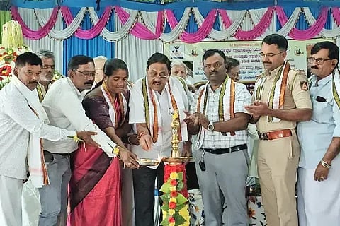ಸುರಹೊನ್ನೆಯಲ್ಲಿ ಶನಿವಾರ ಆಯೋಜಿಸಿದ್ದ ಸಹಸ್ರ ಬಿಲ್ವಾರ್ಚನೆ ಕಾರ್ಯಕ್ರಮವನ್ನು ಶಾಸಕ ಡಿ.ಜಿ.ಶಾಂತನಗೌಡ ಉದ್ಘಾಟಿಸಿದರು. ಒಡೆಯರ್ ಡಾ.ಚನ್ನಮಲ್ಲಿಕಾರ್ಜುನ ಶಿವಾಚಾರ್ಯ ಸ್ವಾಮೀಜಿ, ತಹಸೀಲ್ದಾರ್ ಎಂ.ಪಿ.ಕವಿರಾಜ್, ಪಿಎಸ್‌ಐ ಹೊಳೆಬಸಪ್ಪ, ಗುಡೇಮನೆ ರುದ್ರೇಶಪ್ಪ, ಯೋಜನಾಧಿಕಾರಿ ಶಾಂತರಾಮ್ ನಾಯಕ್ ಇತರರು ಇದ್ದರು.Billwarchane