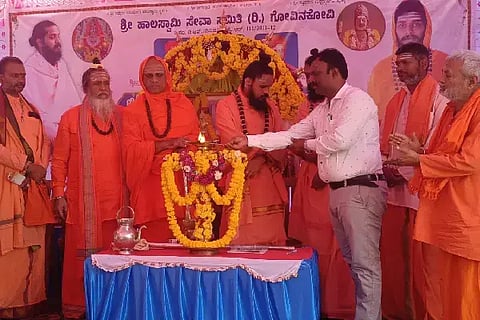 ನ್ಯಾಮತಿ ತಾಲೂಕಿನ ಗೋವಿನಕೋವಿ ಗ್ರಾಮದ ಶ್ರೀಹಾಲಸ್ವಾಮೀಜಿ ಬೃಹನ್ಮಠದಲ್ಲಿ ಬುಧವಾರ ಲಿಂ.ಹಾಲಸ್ವಾಮೀಜಿಯವರ ಪುಣ್ಯಾರಾಧನೆಯ ಮತ್ತು ಧರ್ಮ ಸಭೆಯನ್ನು ತಹಸೀಲ್ದಾರ್ ಎಂ.ಪಿ. ಕವಿರಾಜ್ ಉದ್ಘಾಟಿಸಿದರು. ಶಿವಯೋಗಿ ವಿಶ್ವಾರಾಧ್ಯ ಮಹಾಲಿಂಗ ಹಾಲಸ್ವಾಮೀಜಿ, ಒಡೆಯರ ಚನ್ನಮಲ್ಲಿಕಾರ್ಜುನ ಶಿವಾಚಾರ್ಯ ಇತರರು ಇದ್ದರು.