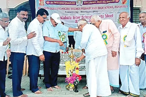 ನ್ಯಾಮತಿ ತಾಲೂಕಿನ ದಾನಿಹಳ್ಳಿಯಲ್ಲಿ ಶನಿವಾರ ಹಮ್ಮಿಕೊಂಡಿದ್ದ ಶಿವಮೊಗ್ಗ ವಲಯ ಮಟ್ಟದ ಪ್ರಾಥಮಿಕ ಶಾಲಾ ವಿಭಾಗದ ತರಳಬಾಳು ಕ್ರೀಡಾಕೂಟ ಕಾರ್ಯಕ್ರಮವನ್ನು ಶಾಸಕ ಡಿ.ಜಿ. ಶಾಂತನಗೌಡ ಉದ್ಘಾಟಿಸಿದರು. ಡಿ. ತೀರ್ಥಲಿಂಗಪ್ಪ, ಜಿ. ಶಿವಪ್ಪ, ಪ್ರಾದೇಶಿಕ ಆಧಿಕಾರಿ ಪಿ.ಬಿ. ತಿಪ್ಪೇಸ್ವಾಮಿ ಇತರರಿದ್ದರು.