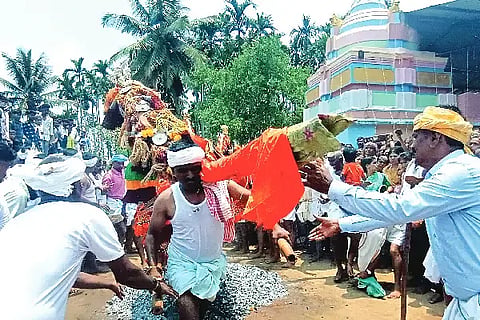 ನ್ಯಾಮತಿ ತಾಲೂಕಿನ ಗಂಜೀನಹಳ್ಳಿ ಶ್ರೀ ವೀರಭದ್ರೇಶ್ವರ ಸ್ವಾಮಿಯ ಕೆಂಡಾರ್ಚನೆ ಮಂಗಳವಾರ ಭಕ್ತ ಸಮ್ಮುಖದಲ್ಲಿ ಜರುಗಿತು.