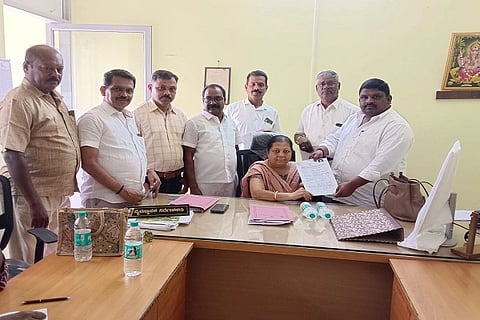 ಕರ್ನಾಟಕ ರಾಜ್ಯ ಲ್ಯಾಂಪ್ಸ್ ಸಹಕಾರ ಮಹಾಮಂಡಳ ನಿಯಮಿತದ ಆಡಳಿತ ಮಂಡಳಿ ನಿರ್ದೇಶಕರ ಸ್ಧಾನಕ್ಕೆ ನಡೆಯುವ ಚುನಾವಣೆಗೆ ಎಸ್. ಆರ್ ಅರುಣ್ ರಾವ್ ನಾಮಪತ್ರ ಸಲ್ಲಿಸಿದರು. ಬಿ. ಕಾವೇರ, ಮಿಟ್ಟು ಮತ್ತಿತರರು ಈ ಸಂದರ್ಭ ಇದ್ದರು.