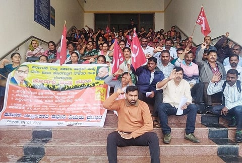 ಶಿವಮೊಗ್ಗ ಜಿಲ್ಲೆ ಶಿಕಾರಿಪುರ ತಾಲೂಕಿನಲ್ಲಿ ಗೋರಕ್ಷಕರ ಮೇಲೆ ನಡೆದ ಮಾರಣಾಂತಿಕ ಹಲ್ಲೆ ಪ್ರಕರಣದಲ್ಲಿ ಭಾಗಿಯಾದ ಆರೋಪಿಗಳನ್ನು ಬಂಧಿಸುವಂತೆ ಆಗ್ರಹಿಸಿ ಜಿಲ್ಲಾಧಿಕಾರಿ ಎಸ್.ಜೆ.ಸೋಮಶೇಖರ್ ಅವರ ಮೂಲಕ ಸರ್ಕಾರಕ್ಕೆ ಮನವಿ ಸಲ್ಲಿಸಲಾಯಿತು. ದುರ್ಗೇಶ್ ಭಜರಂಗಿ, ಮುಕುಂದ್, ರಾಜೀಶ್, ಅಜೀತ್ ಶೆಟ್ಟಿ ಇತರರಿದ್ದರು.