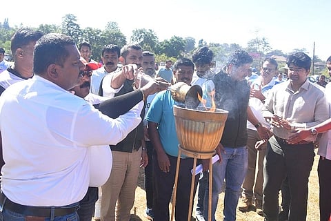 ಕೊಡಗು ಜಿಲ್ಲಾ ಮಟ್ಟದ ರಾಜ್ಯ ಸರ್ಕಾರಿ ನೌಕರರ ಕ್ರೀಡಾಕೂಟ ಸಾಂಸ್ಕೃತಿಕ ಸ್ಪರ್ಧೆಗೆ ಡಾ.ಮಂತರ್ ಗೌಡ ಅವರು ಕ್ರೀಡಾಜ್ಯೋತಿ ಹೊತ್ತಿಸುವ ಮೂಲಕ ಚಾಲನೆ ನೀಡಿದರು.
