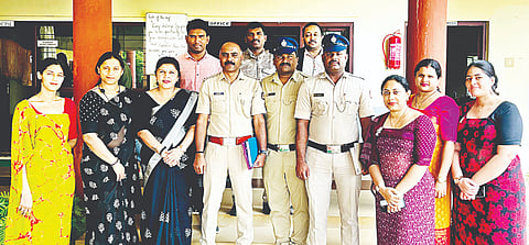 ಮೂರ್ನಾಡಿನ ಪದವಿ ಕಾಲೇಜಿನಲ್ಲಿ ಮಾದಕ ವಸ್ತುಗಳ ಬಳಕೆಯಿಂದಾಗುವ ದುಷ್ಪರಿಣಾಮಗಳ ಕುರಿತು ವಿದ್ಯಾರ್ಥಿಗಳಲ್ಲಿ ಅರಿವು ಕಾರ್ಯಕ್ರಮ ಆಯೋಜಿಸಲಾಗಿತ್ತು. ಮಡಿಕೇರಿ ಗ್ರಾಮಾಂತರ ಠಾಣೆ ಸಬ್ ಇನ್‌ಸ್ಪೆಕ್ಟರ್ ಚಂದ್ರಶೇಖರ್, ಕಲ್ಪನಾ ಸಾಮ್ರಾಟ್, ವಿಲ್ಮಾ ಇತರರು ಇದ್ದರು.