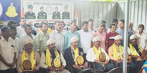 ಬಿಲ್ಲವ ಸಮಾಜ ನಾಪೋಕ್ಲುವಿನ ಕಚೇರಿಯಲ್ಲಿ ಆಯೋಜಿಸಿದ್ದ ಕಾರ್ಗಿಲ್ ವಿಜಯ ದಿವಸ್ ಕಾರ್ಯಕ್ರಮದಲ್ಲಿ ಸಂಘದ ನಿವೃತ ಯೋಧರನ್ನು ಗಣ್ಯರು ಸನ್ಮಾನಿಸಿ, ಗೌರವಿಸಿದರು. ಬಿ.ಕೆ.ಮೋಹನ್, ಬಿ.ಎಂ.ಪ್ರತೀಪ್ ಇತರರಿದ್ದರು.