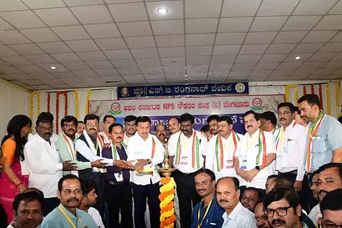 ಅಖಿಲ ಕರ್ನಾಟಕ ಎನ್‌ಪಿಎಸ್ ನೌಕರರ ಸಂಘದಿಂದ ದಾವಣಗೆರೆಯಲ್ಲಿ ಭಾನುವಾರ ಹಮ್ಮಿಕೊಂಡಿದ್ದ, ರಾಜ್ಯ ಮಟ್ಟದ ಎರಡನೇ ಕಾರ್ಯಕಾರಿಣಿ ಸಭೆಯನ್ನು ಸರ್ಕಾರಿ ನೌಕರರ ಸಂಘದ ರಾಜ್ಯಾಧ್ಯಕ್ಷ ಸಿ.ಎಸ್.ಷಡಕ್ಷರಿ ಉದ್ಘಾಟಿಸಿದರು. ಎಂ.ಎ.ನಾಗನಗೌಡ, ಸೆಲ್ವಕುಮಾರ್, ಫೆಡ್ರಿಕ್, ಎಂ.ವಿ.ರುದ್ರಪ್ಪ, ಪರಶುರಾಮಪ್ಪ, ಶೈಲಜಾ, ವೀರೇಶ್ ಒಡೇನಪುರ ಇತರರಿದ್ದರು. 