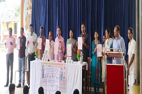 ಎನ್.ಆರ್.ಪುರದ ಪಬ್ಲಿಕ್ ಸ್ಕೂಲ್‌ನಲ್ಲಿ ಎಸ್‌ಡಿಎಂಸಿ ಅಧ್ಯಕ್ಷ ಲಕ್ಷ್ಮಣ್ ಶೆಟ್ಟಿ ಜಂತುಹುಳು ನಿವಾರಣ ಕರಪತ್ರಗಳನ್ನು ಬಿಡುಗಡೆಗೊಳಿಸಿದರು. ಡಾ. ಕ್ಷಮಾ, ಚಂದ್ರಪ್ಪ,  ಪೂರ್ಣಾವತಿ, ಡಾ. ಮಹೇಂದ್ರ ಕಿರೀಟಿ ಇತರರಿದ್ದರು.
