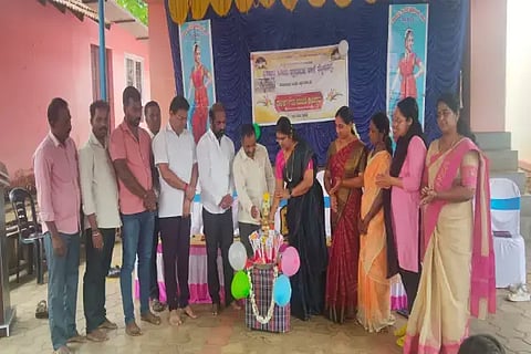  ಶೆಟ್ಟಿಕೊಪ್ಪ ಸರ್ಕಾರಿ ಶಾಲೆಯಲ್ಲಿ ದ್ವಿ ಭಾಷಾ ತರಗತಿ ಆರಂಭ ಸಮಾರಂಭವನ್ನು ಬಿಇಒ ಶಬಾನಾ ಅಂಜುಮ್ ಉದ್ಘಾಟಿಸಿದರು. ಎಸ್‌ಡಿಎಂಸಿ ಅಧ್ಯಕ್ಷ ಎಂ.ಜಗದೀಶ್, ಕಣಿವೆ ವಿನಯ್, ಎನ್.ಎಂ.ಕಾಂತರಾಜ್,  ಲೋಕೇಶ್ ಇತರರಿದ್ದರು. 
