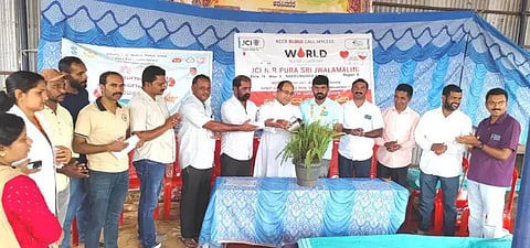 ಶೆಟ್ಟಿಕೊಪ್ಪದಲ್ಲಿ ರಕ್ತದಾನ ಶಿಬಿರವನ್ನು ಸೇಂಟ್ ಜೋಸೆಫ್ ಚರ್ಚ್ ಫಾದರ್ ಸೆಬಾಸ್ಟಿನ್ ಉದ್ಘಾಟಿಸಿದರು. ಸುನೀಲ್‌ಕುಮಾರ್, ಎನ್.ಎಂ.ಕಾಂತರಾಜ್, ಹನುಮಂತಪ್ಪ, ಆದರ್ಶ ಬಿ. ಗೌಡ, ಬೇಸಿಲ್, ಎ.ಬಿ.ಮಂಜುನಾಥ್ ಇತರರಿದ್ದರು.