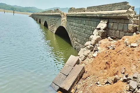 ಎನ್.ಆರ್.ಪುರ ಭದ್ರಾ ಹಿನ್ನೀರಿನಲ್ಲಿ ಬ್ರಿಟಿಷರ ಕಾಲದಲ್ಲಿ ನಿರ್ಮಿಸಿದ ಸೇತುವೆ.