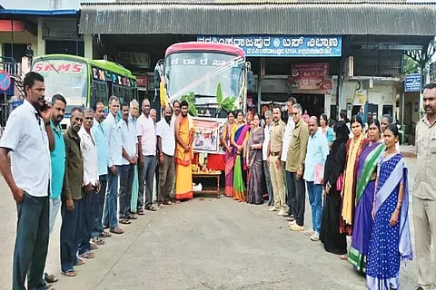 ಎನ್.ಆರ್.ಪುರ ಬಸ್ ನಿಲ್ದಾಣದಲ್ಲಿ ಗ್ಯಾರಂಟಿ ಯೋಜನೆಗಳ ಅನುಷ್ಠಾನ ಸಮಿತಿ ಸದಸ್ಯರು ಹಾಗೂ ಕಾಂಗ್ರೆಸ್ ಮುಖಂಡರು ಬಸ್‌ಗೆ ಪೂಜೆ ಸಲ್ಲಿಸಿದರು. ಬೇಸಿಲ್, ನಾಗರಾಜ್, ನಿತ್ಯಾನಂದ, ಹೂವಮ್ಮ, ಬಿ.ವಿ.ಉಪೇಂದ್ರ ಇತರರಿದ್ದರು.