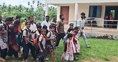 ಎನ್.ಆರ್.ಪುರ ತಾಲೂಕು ಬೈರಾಪುರ ಗ್ರಾಮದ ಶಾಲೆಯಿಂದ ಮಕ್ಕಳನ್ನು ಪಾಲಕರು ಕರೆದುಕೊಂಡು ಹೋದರು. 