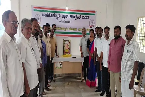 ಎನ್.ಆರ್.ಪುರ ಕಾಂಗ್ರೆಸ್ ಕಚೇರಿಯಲ್ಲಿ ಜವಾಹರಲಾಲ್ ನೆಹರು ಜನ್ಮದಿನ ಆಚರಿಸಲಾಯಿತು. ಡಾ. ಕೆ.ಪಿ.ಅಂಶುಮಂತ್, ಶ್ರೀಧರಪಾನಿ, ಇ.ಸಿ.ಜೋಯಿ, ಜುಬೇದಾ, ರಮೇಶ್, ಮಂಜು ಇತರರಿದ್ದರು.