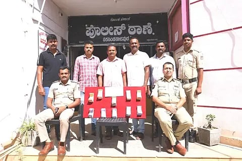 ಬೇಲೂರಿನಲ್ಲಿ ಕಳ್ಳರನ್ನು ಬಂಧಿಸಿ 1.20 ಲಕ್ಷ ರೂಪಾಯಿ ವಶಪಡಿಸಿಕೊಂಡಿದ್ದಾರೆ.
