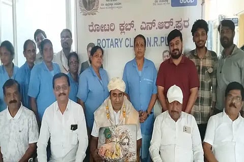ಎನ್.ಆರ್.ಪುರ ಸರ್ಕಾರಿ ಆಸ್ಪತ್ರೆಯಲ್ಲಿ ಡಾ. ಬಿ.ಟಿ.ವಿಜಯ್ ಅವರನ್ನು ಸನ್ಮಾನಿಸಲಾಯಿತು. ಪಿ.ಎಸ್.ವಿದ್ಯಾನಂದಕುಮಾರ್, ಮನೋಜ್‌ಕುಮಾರ್, ಪಿ.ಪವನ್, ಸಿ.ರಾಘವೇಂದ್ರ ಇತರರಿದ್ದರು.