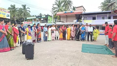 ಮೆಣಸೂರಿನ ಮೌಂಟ್‌ಕಾರ್ಮೆಲ್ ಪದವಿ ಪೂರ್ವ ಕಾಲೇಜಿನಲ್ಲಿ ಪರಿಸರ ದಿನಾಚರಣೆ ಅಂಗವಾಗಿ ಗಿಡ ನೆಡುವ ಕಾರ್ಯಕ್ರಮಕ್ಕೆ ಸಿಸ್ಟರ್‌ಶುಭ ಚಾಲನೆ ನೀಡಿದರು. ಮಂಜುನಾಥ್, ಪ್ರೀಜಿನಾ, ನಿಶಾ,ಕಾವೇರಿ ಇದ್ದರು.