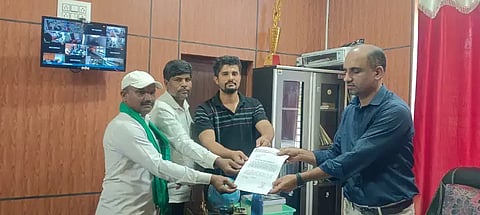 ಎನ್.ಆರ್.ಪುರ ತಾಪಂ ಇಒ ಎಚ್.ಡಿ.ನವೀನ್‌ಕುಮಾರ್‌ಗೆ ಮಲೆನಾಡು ರೈತ ಹಿತ ರಕ್ಷಣಾ ವೇದಿಕೆಯಿಂದ ಮನವಿ ಸಲ್ಲಿಸಲಾಯಿತು. ಎಂ.ಎನ್.ನಾಗೇಶ್, ದೇವಂತ್‌ರಾಜ್ ಗೌಡ, ಮಂಜುನಾಥ್ ಇದ್ದರು.