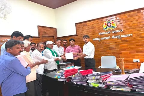 ಎನ್.ಆರ್.ಪುರ ತಾಲೂಕು ಗುಬ್ಬಿಗಾ, ಅರಳಿಕೊಪ್ಪ ಗ್ರಾಮಸ್ಥರು ಕೊಪ್ಪ ಡಿಎ್ಒ ಶಿವಶಂಕರ್ ಹಾಗೂ ಎಸಿಎ್ ಪ್ರವೀಣ್‌ಗೆ ಮನವಿ ಸಲ್ಲಿಸಿದರು. 