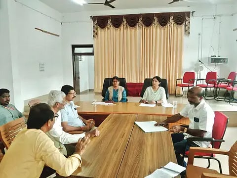 ಎನ್.ಆರ್.ಪುರ ತಾಲೂಕು ಕಚೇರಿಯಲ್ಲಿ ಎಸ್‌ಆರ್‌ಐ ಮಾಹಿತಿ ಸಭೆ ನಡೆಯಿತು. ಡಾ. ನೂರುಲ್‌ಹುದಾ, ಎಚ್.ಎಂ.ಅರುಣಕುಮಾರ್, ಸುನೀಲ್‌ಕುಮಾರ್, ವಿಜಯನ್, ಚಿನ್ನಯ್ಯಗೌಡ, ವೇಣುಗೋಪಾಲ್ ಇದ್ದರು.