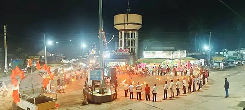 ಎನ್.ಆರ್.ಪುರ ಅಂಬೇಡ್ಕರ್ ವೃತ್ತದಲ್ಲಿ ವಿಹಿಂಪ ಹಾಗೂ ಬಜರಂಗದಳದ ಕಾರ್ಯಕರ್ತರು ಮಾನವ ಸರಪಳಿ ನಿರ್ಮಿಸಿದರು.
