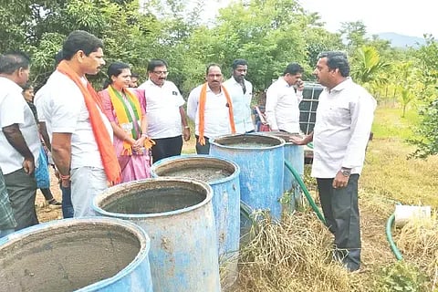  ಸೀತೂರು ಸಾವಯವ ಕೃಷಿಕ ಮದ್ವರಾಜ್ ಅವರು ಸಾವಯವ ಕೃಷಿ ಪ್ರಾತ್ಯಕ್ಷಿಕೆ ನೀಡಿದರು. ಚೈತ್ರಶ್ರೀ, ಅರುಣಕುಮಾರ್, ಯಡಗೆರೆ ಸುಬ್ರಹ್ಮಣ್ಯ, ಎಚ್.ಇ.ದಿವಾಕರ, ಜಗದೀಶ್, ಕೆಸವಿ ಮಂಜುನಾಥ್, ಎಚ್.ಡಿ.ಲೋಕೇಶ್, ಕಣಬೈಲು ರಾಮಣ್ಣ ಇತರರಿದ್ದರು.