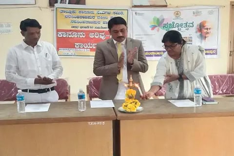 ಎನ್.ಆರ್.ಪುರ ಪಪಂನಲ್ಲಿ ಅಂತಾರಾಷ್ಟ್ರೀಯ ಕಾರ್ಮಿಕ ದಿನ ಕಾರ್ಯಕ್ರಮವನ್ನು ಡಾ. ನೂರುಲ್‌ಹುದಾ ಉದ್ಘಾಟಿಸಿದರು.    ಆರ್.ಎಸ್.ಜೀತು,  ಎಚ್.ಎಂ.ಬಸವರಾಜ್ ಇದ್ದರು.