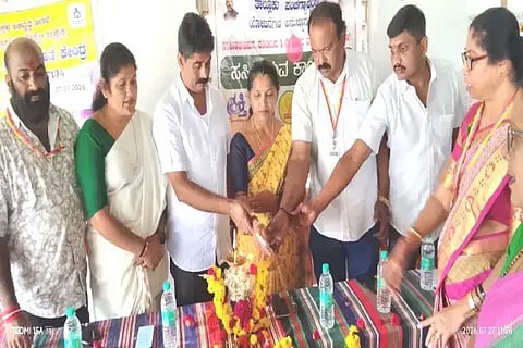 ಎನ್.ಆರ್.ಪುರ ಸಿಂಸೆಯಲ್ಲಿ ಗೃಹಲಕ್ಷ್ಮಿ ಯೋಜನೆ ಮೂರನೇ ವರ್ಷಾಚರಣೆ ಕಾರ್ಯಕ್ರಮವನ್ನು ಸಾವಿತ್ರಮ್ಮ, ಕೆ.ವಿ.ಸಾಜು, ನಿತ್ಯಾನಂದ ಉದ್ಘಾಟಿಸಿದರು. ರಘು, ಜುಬೇದಾ, ವಸಂತಕುಮಾರ್, ಸಾವಿತ್ರಮ್ಮ ಇತರರಿದ್ದರು.
