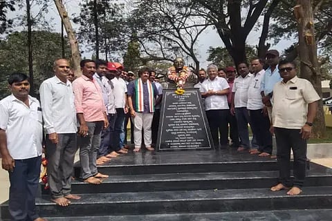 ಮುತ್ತಿನಕೊಪ್ಪ ಗ್ರಾಪಂ ಆವರಣದಲ್ಲಿ ಡಾ. ಬಿ.ಆರ್.ಅಂಬೇಡ್ಕರ್ ಪ್ರತಿಮೆಗೆ ಸಚಿವ ಮಧು ಬಂಗಾರಪ್ಪ ಮಾಲಾರ್ಪಣೆ ಮಾಡಿದರು.  ಡಾ. ಕೆ.ಪಿ.ಅಂಶುಮಂತ್, ಎನ್.ಎಸ್.ನರೇಂದ್ರ, ಜೆ.ಪಿ.ಪ್ರಸನ್ನ, ಮನೋಹರ್, ಶ್ರೀಶಾ ಇತರರಿದ್ದರು.