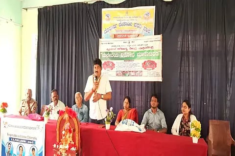 ಅಳಲಗೆರೆ ಮುರಾರ್ಜಿ ದೇಸಾಯಿ ವಸತಿ ಶಾಲೆಯಲ್ಲಿ ಆಯೋಜಿಸಿದ್ದ ಮಲೇರಿಯಾ ವಿರೋಧಿ ಮಾಸಾಚರಣೆ ಕಾರ್ಯಕ್ರಮದಲ್ಲಿ ಕೃಪಾಲ ಗೌಡ ಮಾತನಾಡಿದರು. ಪೂರ್ಣಿಮಾ, ರಮೇಶ್, ದರ್ಶನ್ ಇತರರಿದ್ದರು.