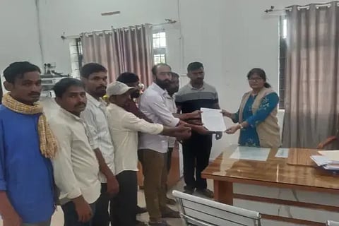 ಎನ್.ಆರ್.ಪುರ ತಹಸೀಲ್ದಾರ್ ಡಾ. ನೂರುಲ್‌ಹುದಾಗೆ ಬೈರಾಪುರ, ಮರಾಠಿಕ್ಯಾಂಪ್, ಚೌಡಿಕಟ್ಟೆ ಗ್ರಾಮಸ್ಥರು ಮನವಿ ಸಲ್ಲಿಸಿದರು. ದೇವಂತ್ ಗೌಡ, ಬಾಗು, ಬೀರು, ಪಾಂಡು, ನಾಗರಾಜ್ ಇತರರಿದ್ದರು.