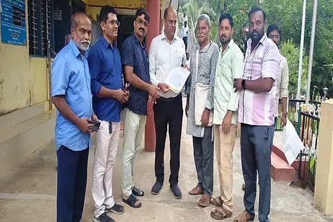 ಎನ್.ಆರ್.ಪುರ ರೈಲ್ವೆ ಹೋರಾಟ ಸಮಿತಿಯಿಂದ ತರೀಕೆರೆ ಉಪ ವಿಭಾಗಾಧಿಕಾರಿ ನಟೇಶ್‌ಗೆ ಮನವಿ ಸಲ್ಲಿಸಿದರು. ಪಿ.ಜೆ.ವಿಜು, ಎಂ.ಎಸ್.ಅರ್ಜುನ್, ದಿವಾಕರ್, ಯಲ್ಲಪ್ಪ ಇತರರಿದ್ದರು.