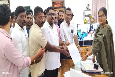 ಎನ್.ಆರ್.ಪುರ ತಹಸೀಲ್ದಾರ್ ಡಾ. ನೂರಲ್ ಹುದಾಗೆ ಆದಿ ದ್ರಾವಿಡ ಸಮಾಜ ಸೇವಾ ಸಂಘದ ಮುಖಂಡರು ಮನವಿ ಸಲ್ಲಿಸಿದರು. ಸುರೇಶ್, ರಘು, ರವಿ ಇತರರಿದ್ದರು. 