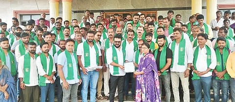 ಎನ್.ಆರ್.ಪುರ ತಹಸೀಲ್ದಾರ್ ಡಾ. ನೂರುಲ್‌ಹುದಾಗೆ ವಿಶ್ವನಾಥ್ ಗದ್ದೆಮನೆ ಮನವಿ ಸಲ್ಲಿಸಿದರು. ರಾಘವೇಂದ್ರ ಹಂಚಿನಮನೆ, ಪ್ರದೀಪ ಕಿಚ್ಚಬ್ಬಿ, ಶೇವಿಯಾರ್, ವಿಕಾಸ್, ವಿವೇಕ್ ಇತರರಿದ್ದರು.