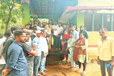 ಎನ್.ಆರ್.ಪುರ ಗುಬ್ಬಿಗಾ, ಅರಳಿಕೊಪ್ಪ ಗ್ರಾಮಸ್ಥರು ಚಿಕ್ಕಅಗ್ರಹಾರ ವಲಯ ಅರಣ್ಯಾಧಿಕಾರಿ ಮಧುಕರಗೆ ಮನವಿ ಸಲ್ಲಿಸಿದರು.  ಎಚ್.ಡಿ.ಲೋಕೇಶ್, ಮನು, ಪ್ರೇಮಾ ಇತರರಿದ್ದರು. 