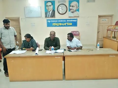 ಎನ್.ಆರ್.ಪುರ ಪಪಂನಲ್ಲಿ ರಸ್ತೆ ವಿಸ್ತರಣೆ ವ್ಯಾಪ್ತಿಯ ಖಾತೆದಾರರ ಸಭೆಯಲ್ಲಿ ಎಸಿ ನಟೇಶ್ ಮಾತನಾಡಿದರು. ಡಾ.ನೂರುಲ್‌ಹುದಾ, ಆರ್.ವಿ.ಮಂಜುನಾಥ್, ದಿನೇಶ್ ನಾಯ್ಕ ಇದ್ದರು.