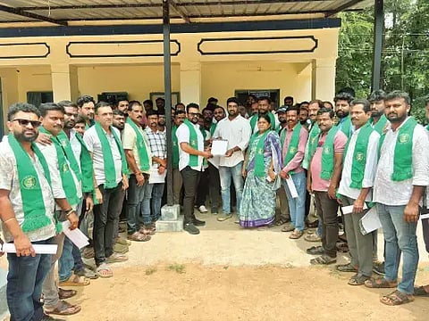 ಎನ್.ಆರ್.ಪುರ ಮೆಸ್ಕಾಂ ಎಇಇ ಗೌತಮ್‌ಗೆ ಶೃಂಗೇರಿ ಕ್ಷೇತ್ರ ರೈತ ಒಕ್ಕೂಟದಿಂದ ಮನವಿ ಸಲ್ಲಿಸಲಾಯಿತು. ವಿಶ್ವನಾಥ್ ಗದ್ದೆಮನೆ, ರಾಘವೇಂದ್ರ ಹಂಚಿನಮನೆ, ಕೋಕಿಲಮ್ಮ, ದಬ್ಗುಣಿ ಜಯರಾಂ, ಮುರಳಿ, ವಿಕಾಸ್, ಪ್ರದೀಪ ಇತರರಿದ್ದರು.