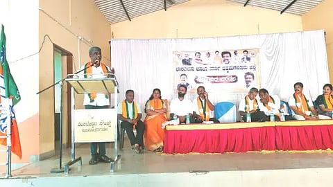 ಎನ್.ಆರ್.ಪುರದಲ್ಲಿ ಏರ್ಪಡಿಸಿದ್ದ ಬಿಜೆಪಿ ಮಹಾಶಕ್ತಿ ಕೇಂದ್ರ ಹಾಗೂ ಮತಪಟ್ಟಿ ಪರಿಷ್ಕರಣೆ ಮಾಹಿತಿ ಕಾರ್ಯಕ್ರಮದಲ್ಲಿ ಸಂಸದ ಕೋಟ ಶ್ರೀನಿವಾಸ ಪೂಜಾರಿ ಮಾತನಾಡಿದರು. ಡಿ.ಎನ್.ಜೀವರಾಜ್, ಕನಕರಾಜು ಅರಸು, ವಿ.ನೀಲೇಶ್, ಚೈತ್ರಶ್ರೀ, ರಶ್ಮಿ ಇತರರಿದ್ದರು.