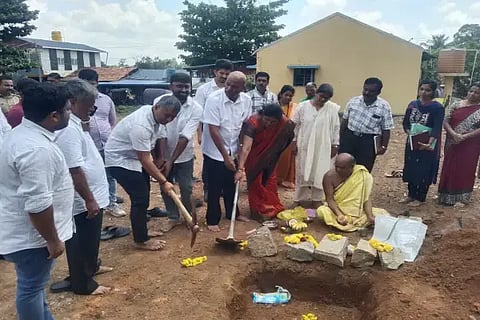 ಎನ್.ಆರ್.ಪುರ ರಾಜೀವ್ ನಗರ ಬಡಾವಣೆಯಲ್ಲಿ ಸಮುದಾಯ ಭವನ ನಿರ್ಮಾಣಕ್ಕೆ ಶಾಸಕ ಟಿ.ಡಿ.ರಾಜೇಗೌಡ ಶಂಕುಸ್ಥಾಪನೆ ನೆರವೇರಿಸಿದರು. ಪ್ರಶಾಂತ್ ಶೆಟ್ಟಿ, ಇ.ಸಿ.ಜೋಯಿ, ಬಿ.ವಿ.ಉಪೇಂದ್ರ, ನೂರುಲ್ ಹುದಾ, ಅಶ್ವಿನಿ ಇತರರಿದ್ದರು.  